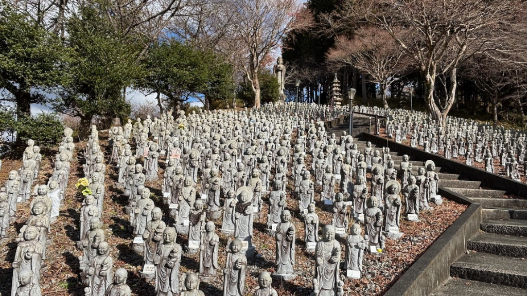 more than 1,800 Jizo in the Mount of Gratitude - Liomugai