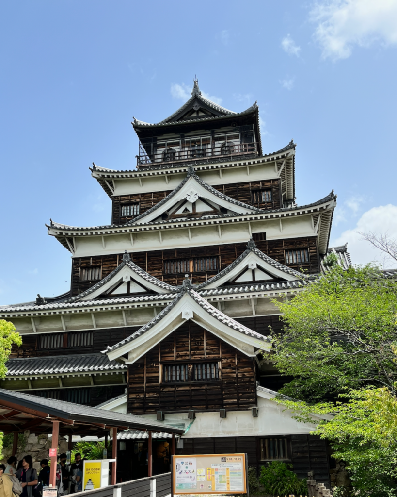 Hiroshima Castle (photo Liomugai)